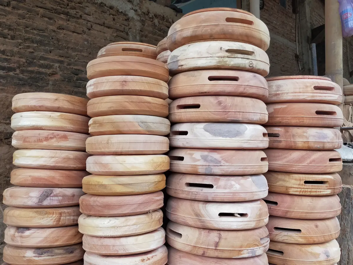 Detail material kayu dan kulit rebana
